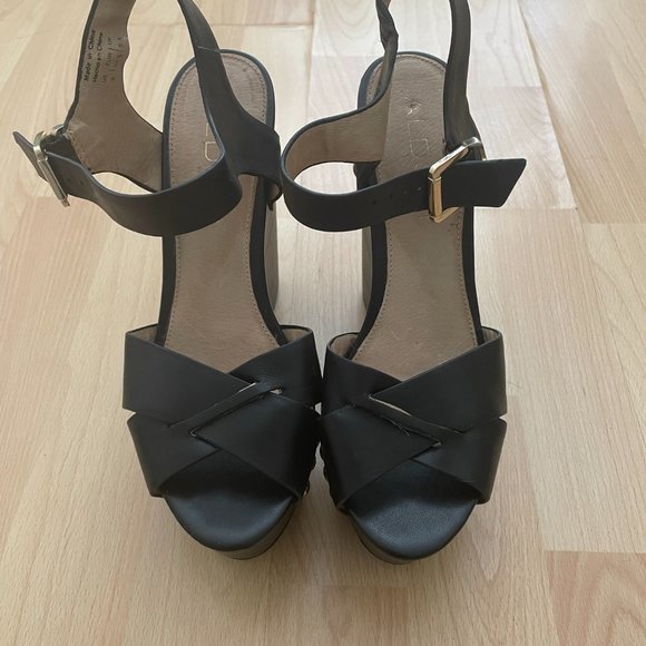 Loved, Like New Women's Aldo Black Wedges with Gold Detail Size 8 - Picture 5 of 7